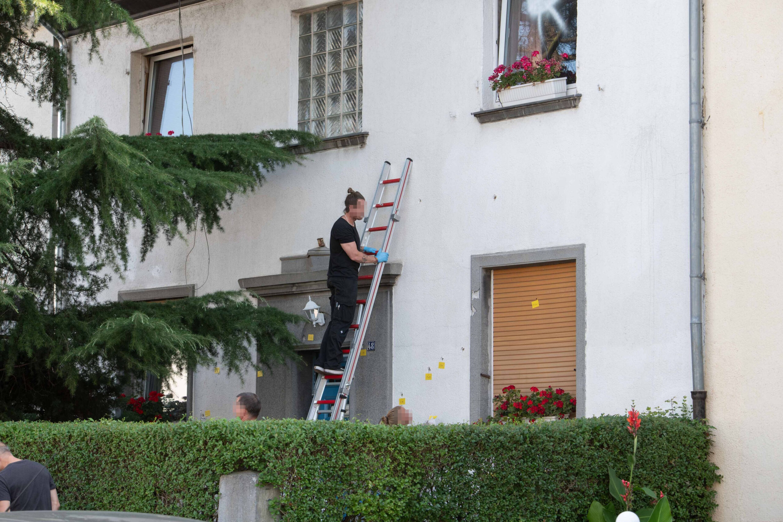 image.title Köln: Schüsse auf Mehrfamilienhaus in Ostheim – Polizei sucht  image